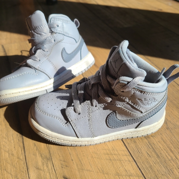 Boys Nike Jordan 1 size 8 - Picture 3 of 3